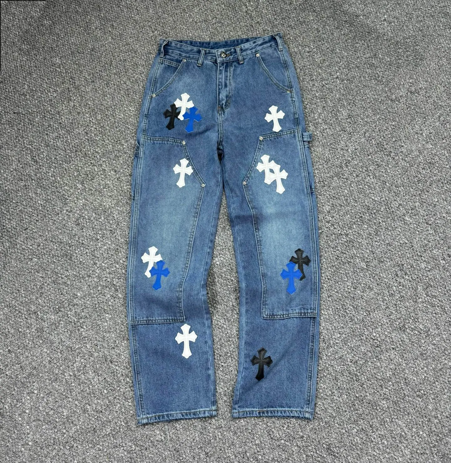 P280 Style number: H847 ChromeHearts & Chrome Hearts [New on unlabeled support platform] 2025 new logging multi-pocket black and white blue cross patch leather couple's washed jeans Top ceiling quality Styles with different washed textures, very friendly to people with thin legs and thick legs, straight and loose version very flattering leg shape Timeless moderate length, easy and casual to match, basic styling for various styles, a must-have in the wardrobe! The fabric is stiff but also makes the upper body soft without losing texture. The washing process is even more perfect. It is a must-have item for everyone! ! !  Size: 30-32-34-36 Color: blue